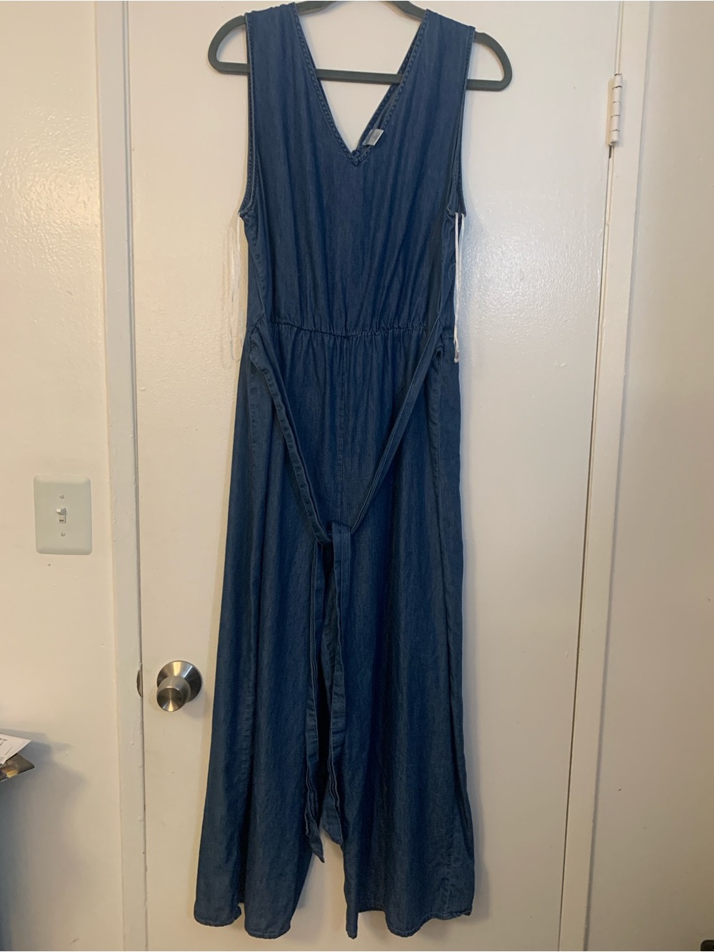 Sleeveless V-Neck denim jumpsuit with self belt, function zipper and wide legs